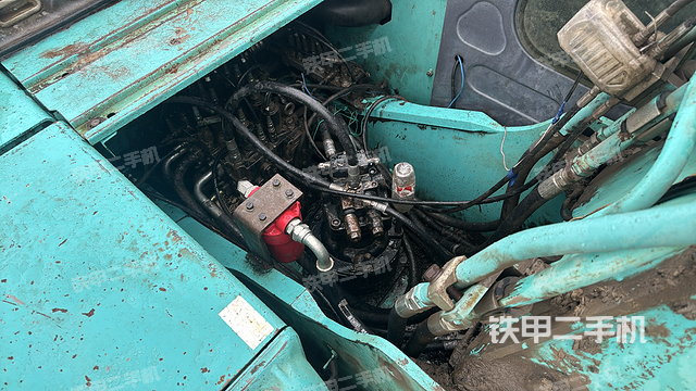 回转马达和主控阀（整机外观）