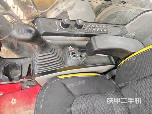 座椅右側(cè)控制臺/鑰匙門/油門/含右手柄(駕駛室部分) 座椅右側(cè)控制臺/鑰匙門/油門/含右手柄(駕駛室部分)