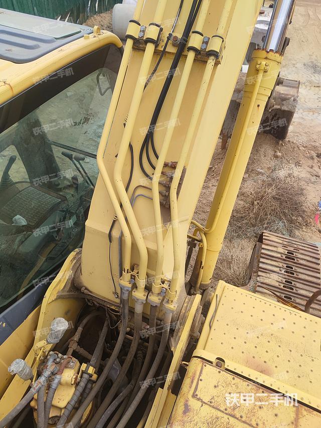 驾驶室顶部(整机外观) 驾驶室顶部(整机外观)