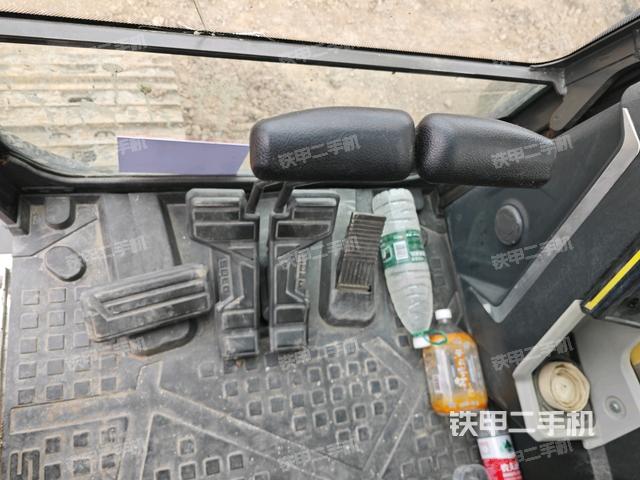 行走控制手柄和踏板?俯拍(駕駛室部分) 行走控制手柄和踏板?俯拍(駕駛室部分)