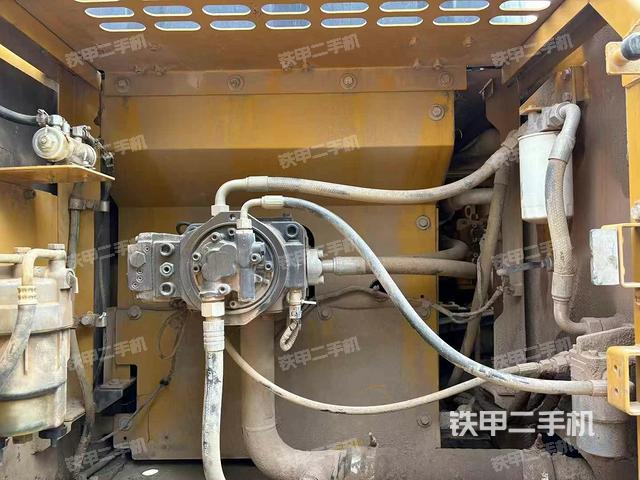 液壓泵艙室正面整體(整機外觀) 液壓泵艙室正面整體(整機外觀)
