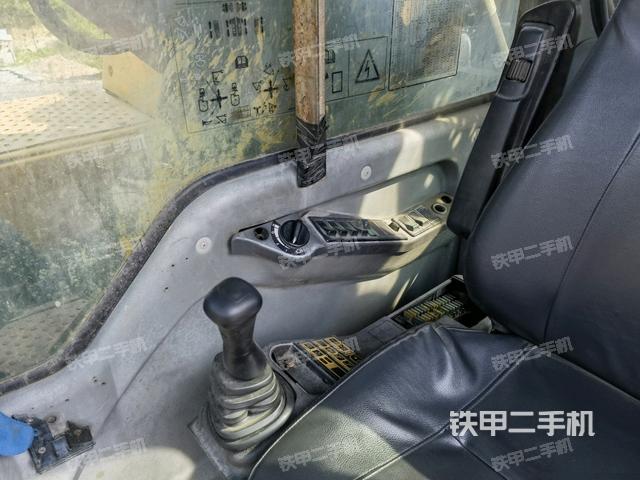 座椅右側控制臺/鑰匙門/油門/含右手柄(駕駛室部分) 座椅右側控制臺/鑰匙門/油門/含右手柄(駕駛室部分)