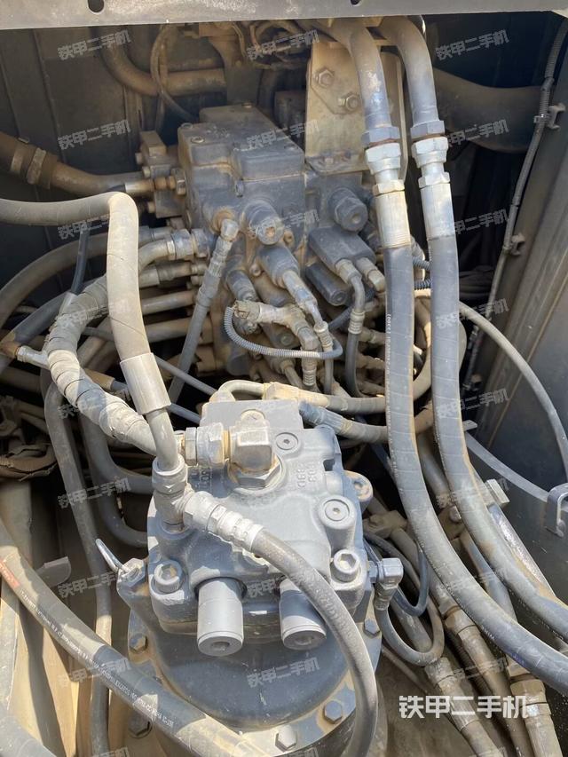 回轉馬達和主控閥(整機外觀) 回轉馬達和主控閥(整機外觀)