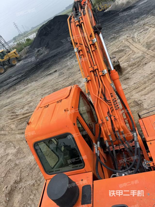 驾驶室顶部(整机外观) 驾驶室顶部(整机外观)