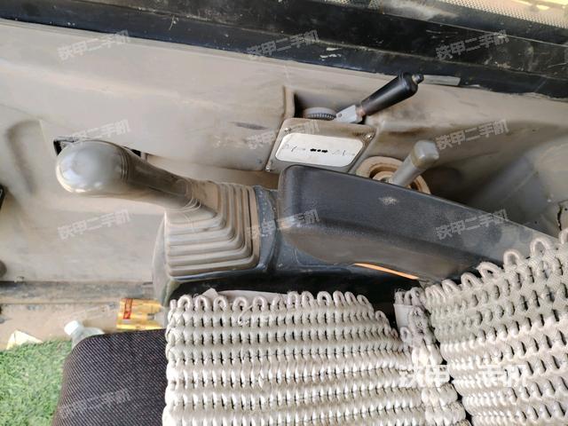 座椅右側控制臺/鑰匙門/油門/含右手柄(駕駛室部分) 座椅右側控制臺/鑰匙門/油門/含右手柄(駕駛室部分)