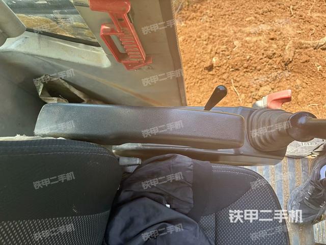 座椅右侧控制台/钥匙门/油门/含右手柄(驾驶室部分) 座椅右侧控制台/钥匙门/油门/含右手柄(驾驶室部分)