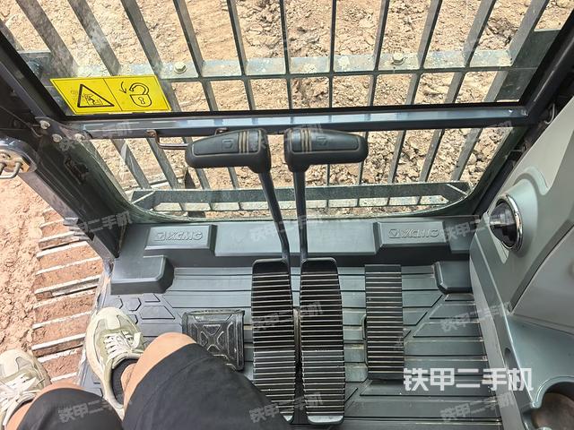 行走控制手柄和踏板?俯拍（駕駛室部分）