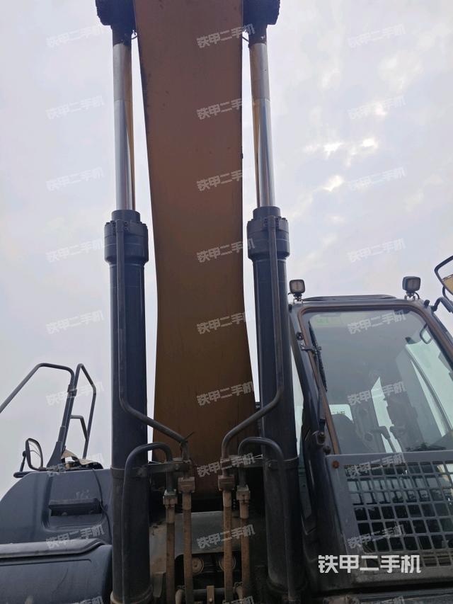 大臂油缸整体 竖拍(工作和回转装置) 大臂油缸整体 竖拍(工作和回转装置)