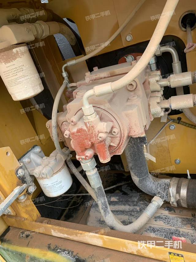 液压泵舱室正面整体(整机外观) 液压泵舱室正面整体(整机外观)