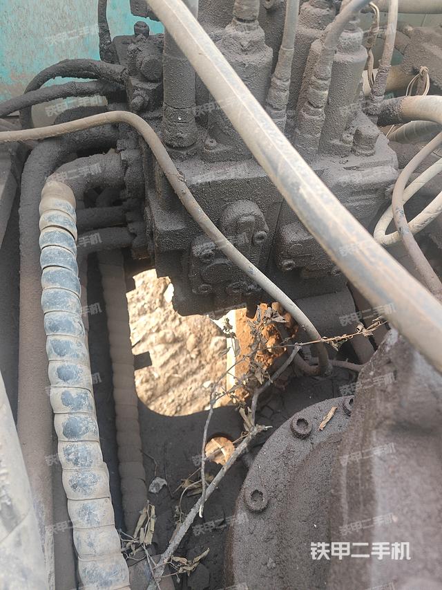 回转马达和主控阀(整机外观) 回转马达和主控阀(整机外观)