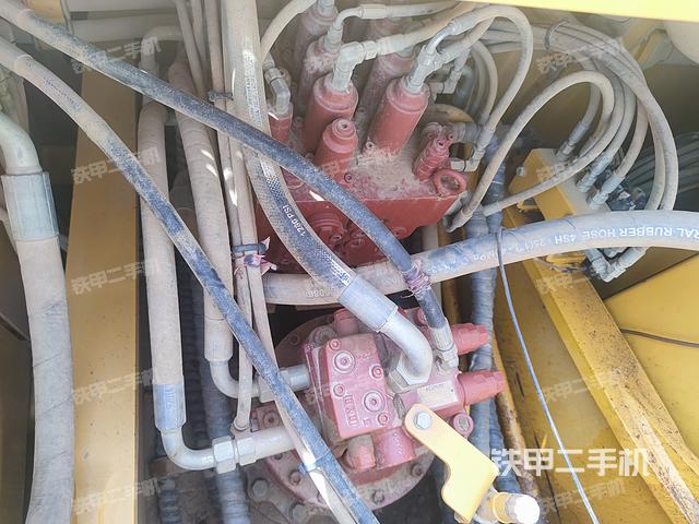 回转马达和主控阀（整机外观）