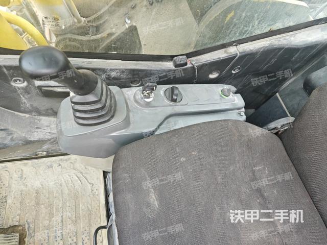 座椅右側(cè)控制臺(tái)/鑰匙門/油門/含右手柄(駕駛室部分) 座椅右側(cè)控制臺(tái)/鑰匙門/油門/含右手柄(駕駛室部分)