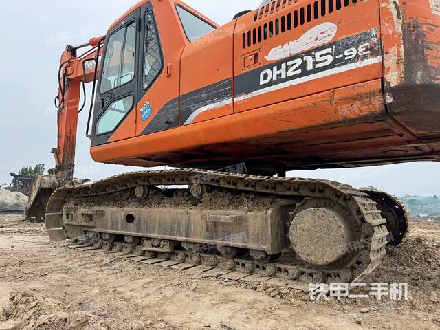 单侧履带整体(整机外观) 单侧履带整体(整机外观)