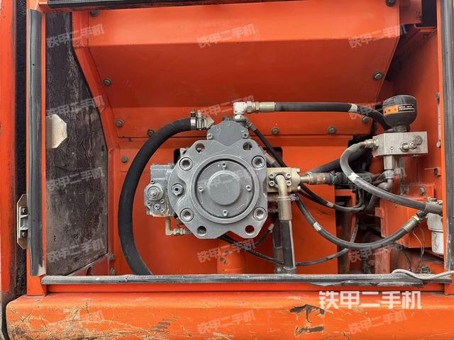 液压泵舱室正面整体(整机外观) 液压泵舱室正面整体(整机外观)