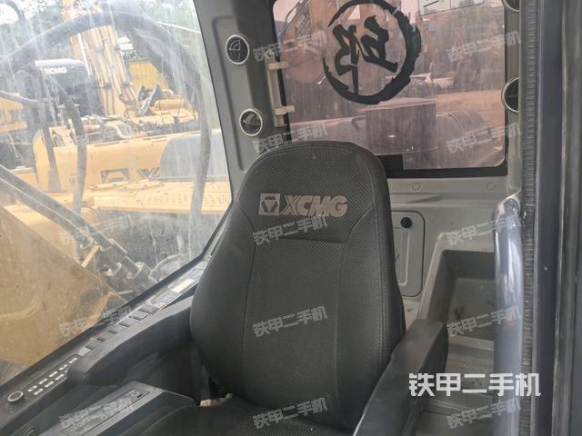 行走控制手柄和踏板 俯拍(驾驶室部分) 行走控制手柄和踏板 俯拍(驾驶室部分)