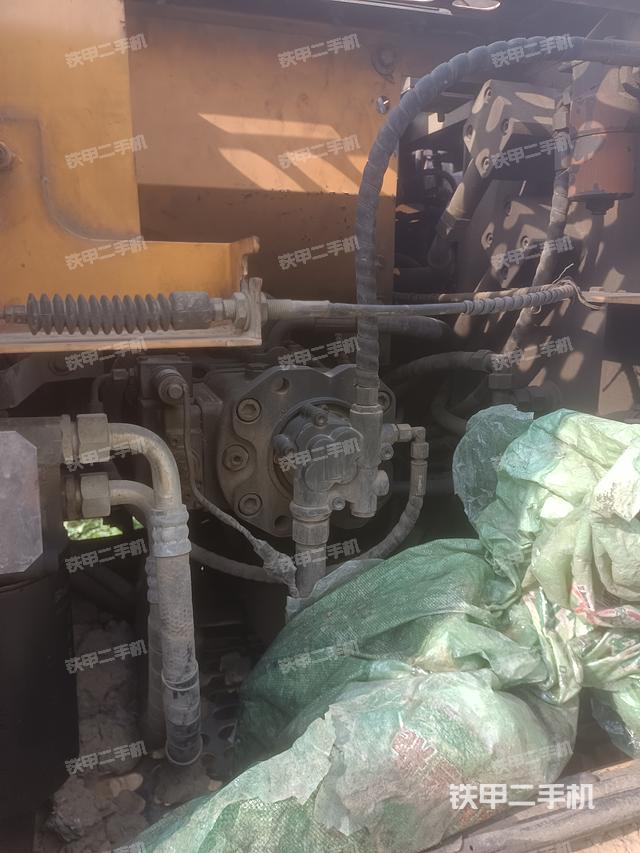 液壓泵艙室正面整體(整機外觀) 液壓泵艙室正面整體(整機外觀)