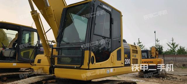 駕駛室整體(整機(jī)外觀) 駕駛室整體(整機(jī)外觀)