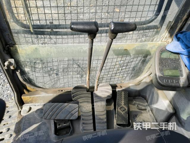 行走控制手柄和踏板?俯拍(駕駛室部分) 行走控制手柄和踏板?俯拍(駕駛室部分)