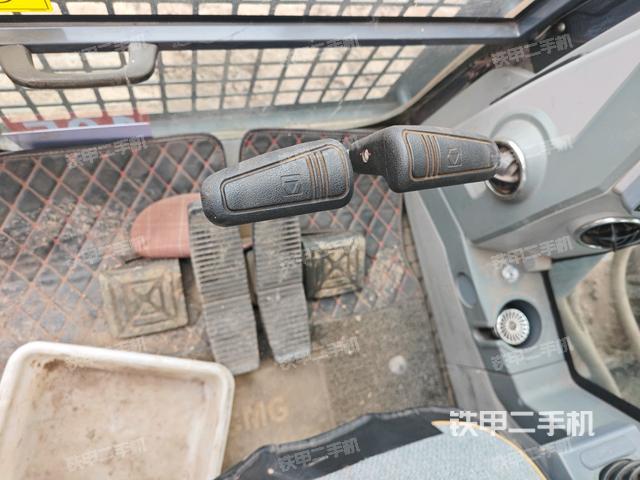 行走控制手柄和踏板 俯拍(驾驶室部分) 行走控制手柄和踏板 俯拍(驾驶室部分)