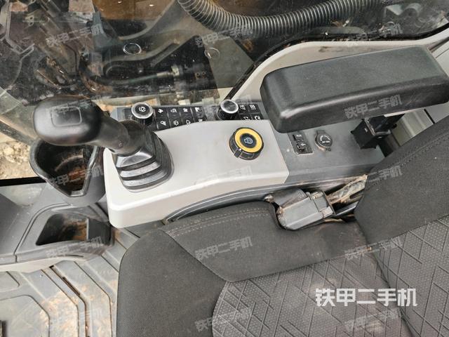 座椅右側(cè)控制臺/鑰匙門/油門/含右手柄(駕駛室部分) 座椅右側(cè)控制臺/鑰匙門/油門/含右手柄(駕駛室部分)