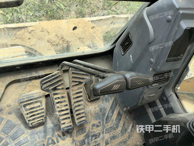 行走控制手柄和踏板?俯拍(駕駛室部分) 行走控制手柄和踏板?俯拍(駕駛室部分)