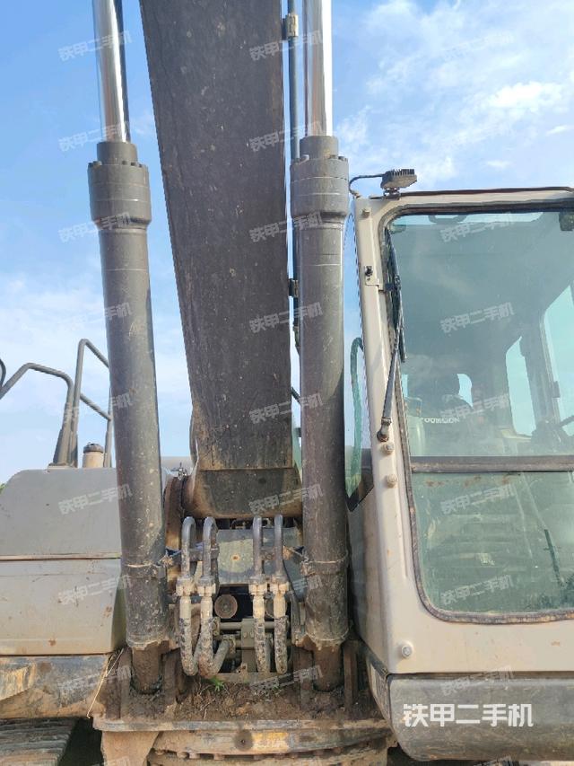 大臂油缸整体 竖拍（工作和回转装置）