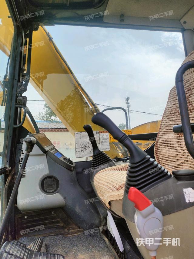 駕駛室頂部(整機(jī)外觀) 駕駛室頂部(整機(jī)外觀)