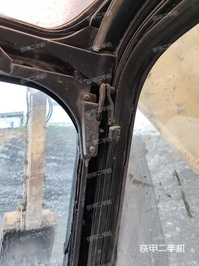 左后方玻璃角標(駕駛室部分) 左后方玻璃角標(駕駛室部分)