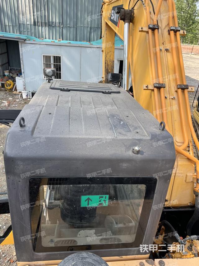 駕駛室頂部(整機(jī)外觀) 駕駛室頂部(整機(jī)外觀)