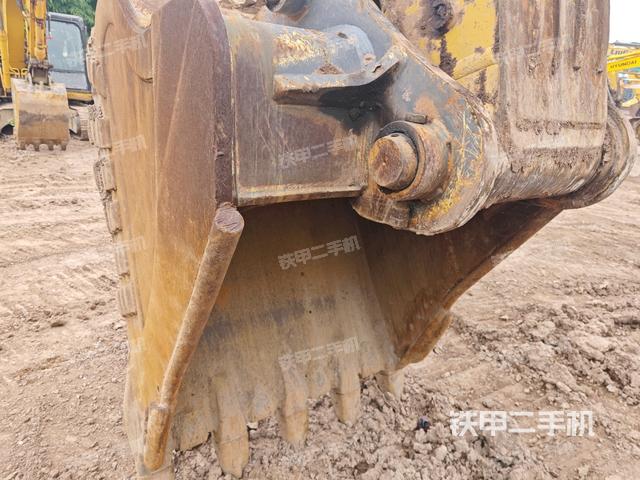 铲斗右后整体(工作和回转装置) 铲斗右后整体(工作和回转装置)