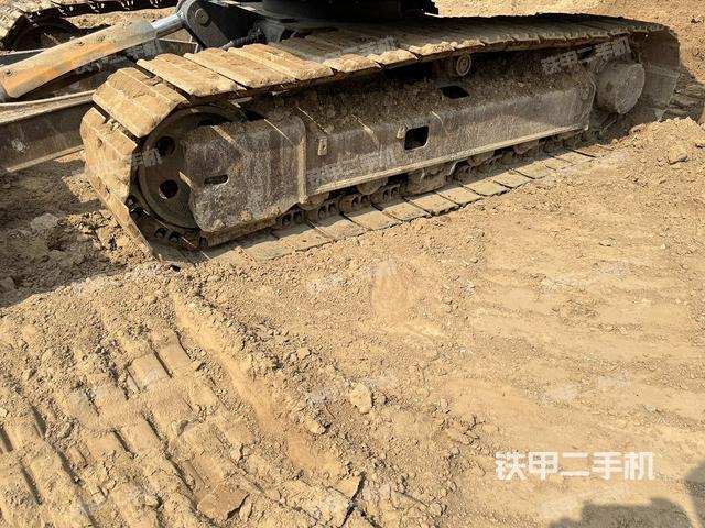 單側(cè)履帶整體(整機(jī)外觀(guān)) 單側(cè)履帶整體(整機(jī)外觀(guān))