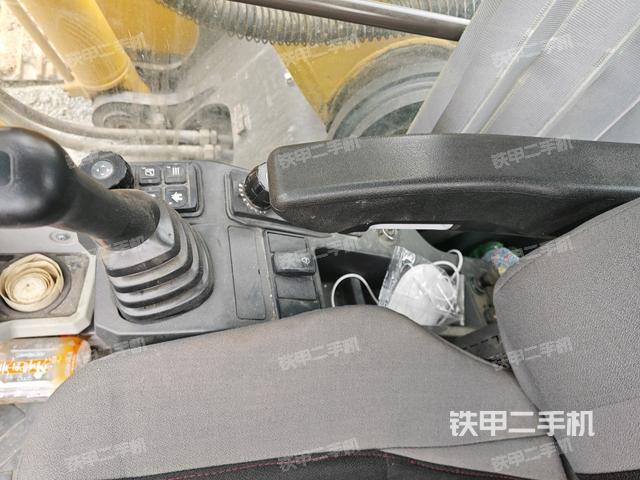 座椅右側(cè)控制臺/鑰匙門/油門/含右手柄(駕駛室部分) 座椅右側(cè)控制臺/鑰匙門/油門/含右手柄(駕駛室部分)