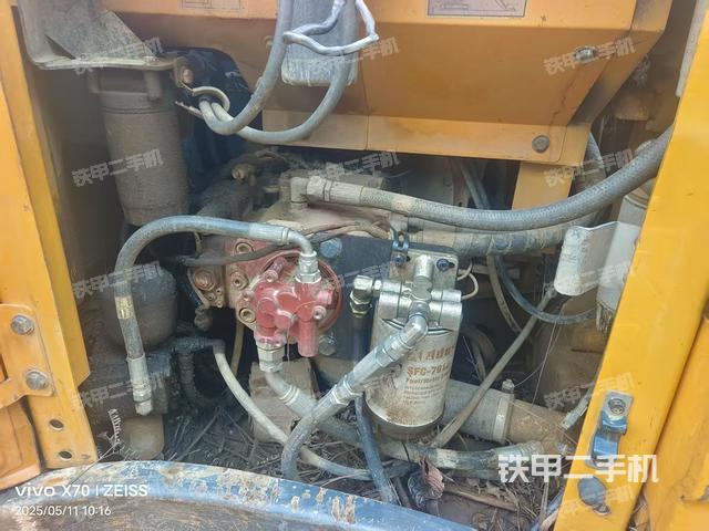 液壓泵艙室正面整體(整機外觀) 液壓泵艙室正面整體(整機外觀)