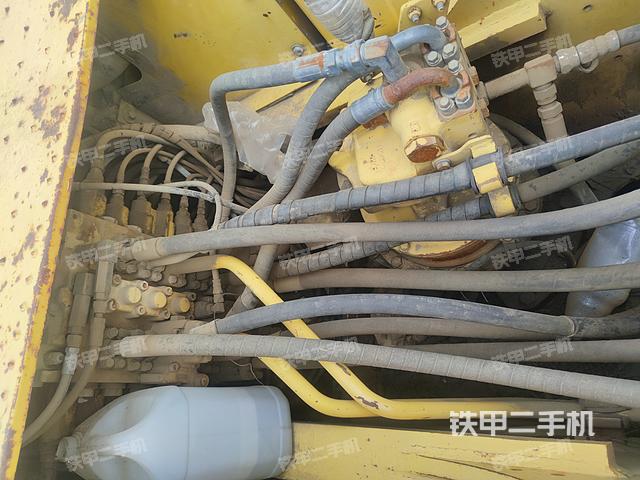 回转马达和主控阀(整机外观) 回转马达和主控阀(整机外观)