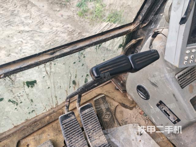 行走控制手柄和踏板?俯拍（駕駛室部分）