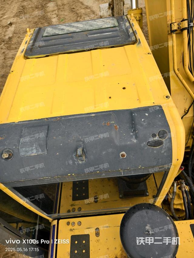 駕駛室頂部(整機(jī)外觀) 駕駛室頂部(整機(jī)外觀)