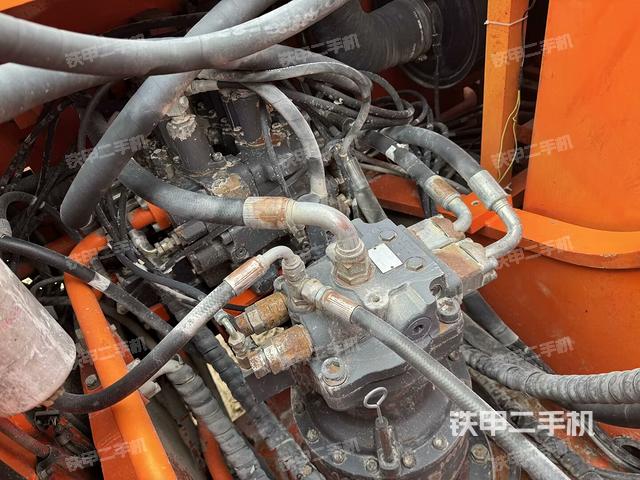 回转马达和主控阀(整机外观) 回转马达和主控阀(整机外观)