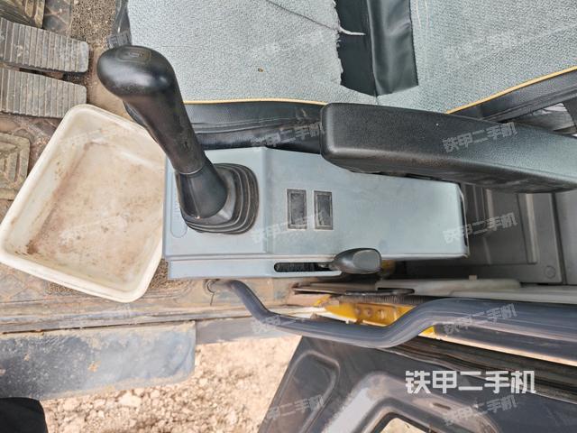 座椅左侧控制台/音响/含左手柄(驾驶室部分) 座椅左侧控制台/音响/含左手柄(驾驶室部分)