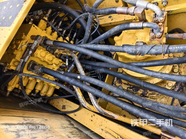 回轉(zhuǎn)馬達(dá)和主控閥(整機(jī)外觀) 回轉(zhuǎn)馬達(dá)和主控閥(整機(jī)外觀)