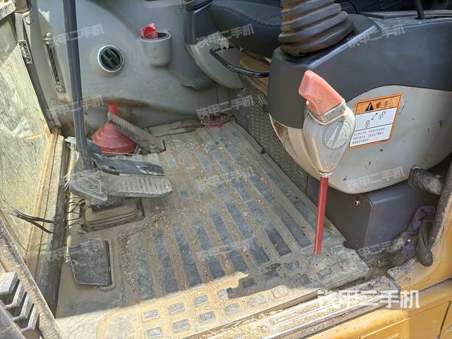 后窗玻璃角标(驾驶室部分) 后窗玻璃角标(驾驶室部分)