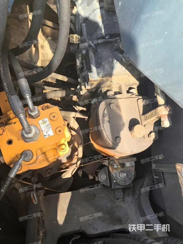 液壓泵艙室正面整體（整機外觀）