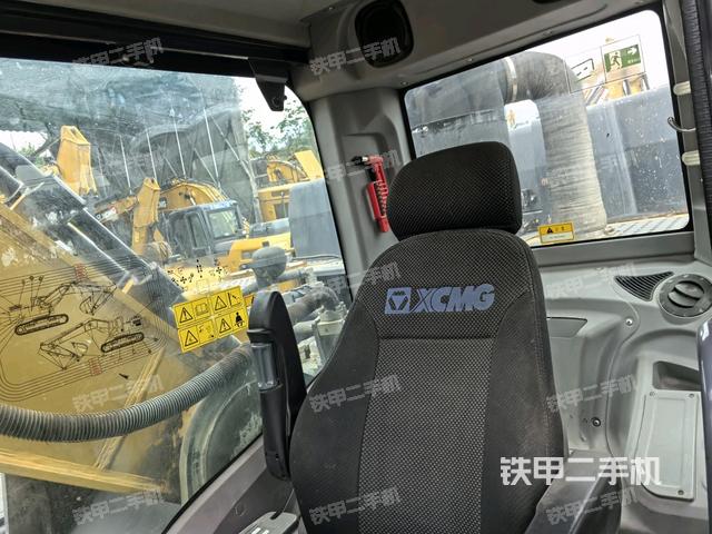 行走控制手柄和踏板 俯拍(驾驶室部分) 行走控制手柄和踏板 俯拍(驾驶室部分)