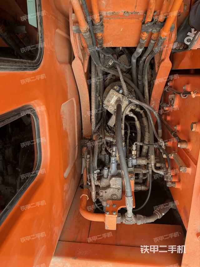 回转马达和主控阀(整机外观) 回转马达和主控阀(整机外观)