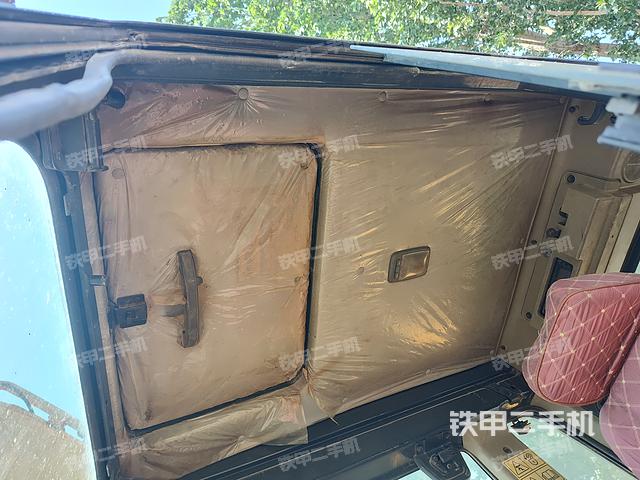 駕駛室頂部(整機(jī)外觀) 駕駛室頂部(整機(jī)外觀)