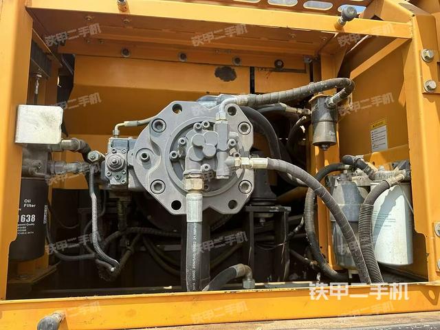 液壓泵艙室正面整體(整機(jī)外觀) 液壓泵艙室正面整體(整機(jī)外觀)