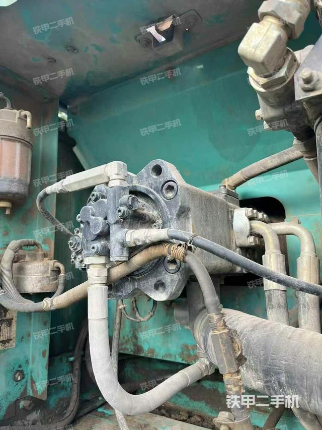 液壓泵艙室正面整體(整機(jī)外觀) 液壓泵艙室正面整體(整機(jī)外觀)
