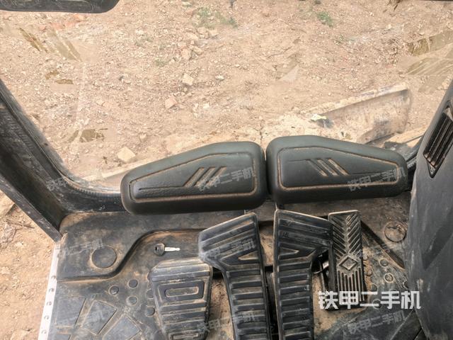 行走控制手柄和踏板 俯拍(驾驶室部分) 行走控制手柄和踏板 俯拍(驾驶室部分)