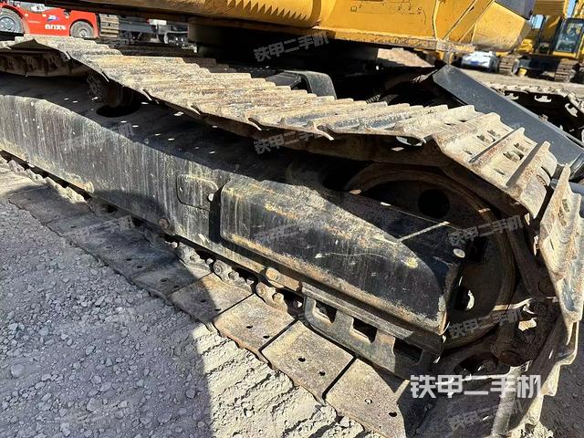 單側(cè)履帶整體(整機(jī)外觀) 單側(cè)履帶整體(整機(jī)外觀)