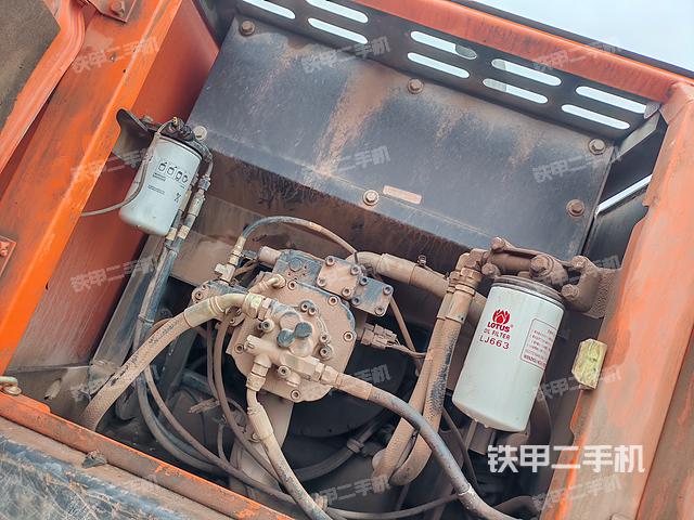 液壓泵艙室正面整體(整機外觀) 液壓泵艙室正面整體(整機外觀)