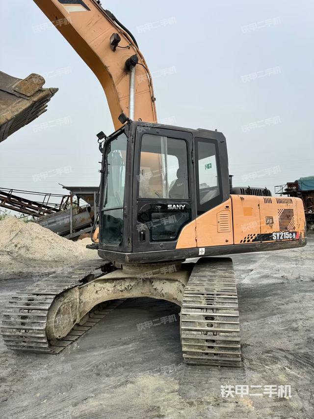 駕駛室整體(整機外觀) 駕駛室整體(整機外觀)